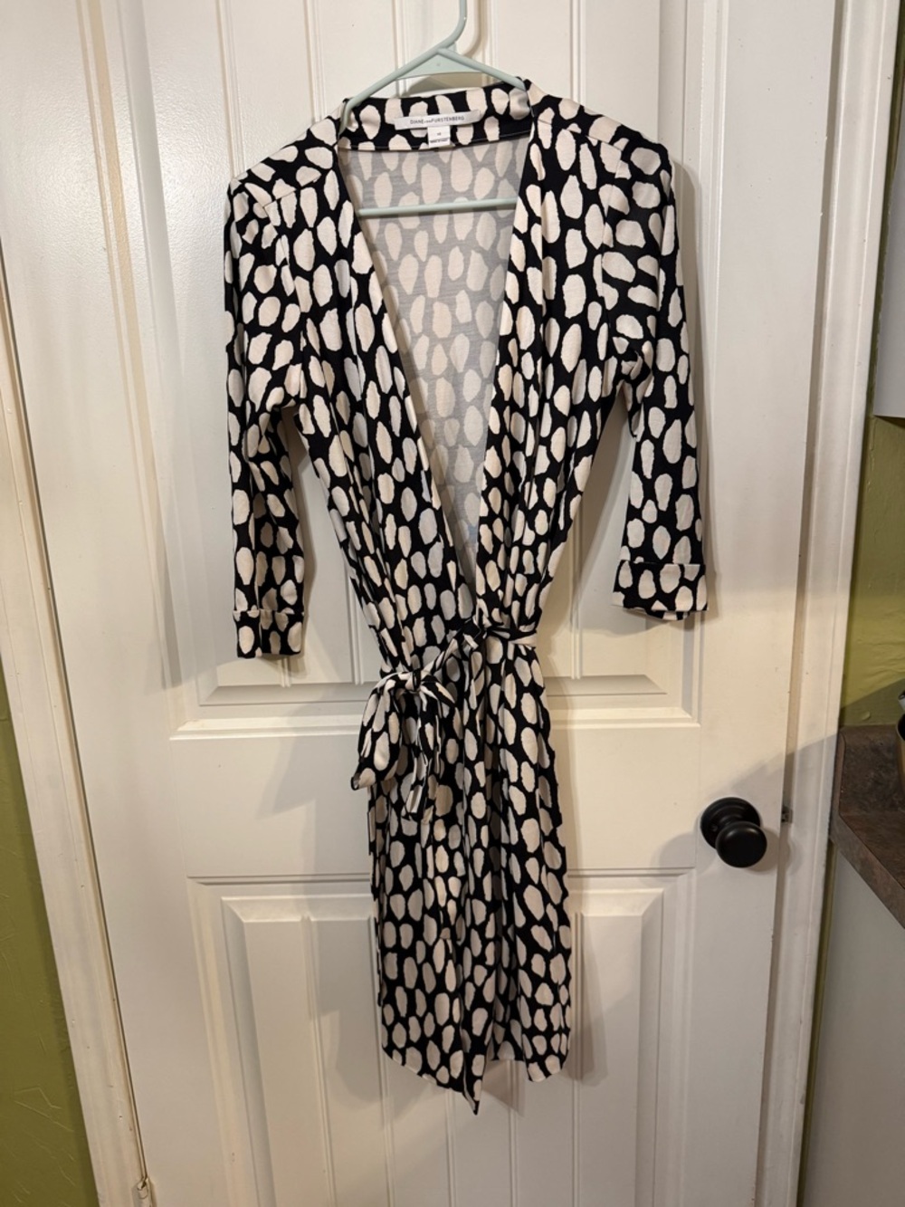 Diane von Furstenberg Black and Cream Printed Wrap Dress size 10